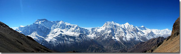 Annapurna Himal desde el nordeste. Del izquierda a derecha: Annapurna II y IV (muy juntas), el collado, Annapurna III y Gangapurna, y Annapurna I.
